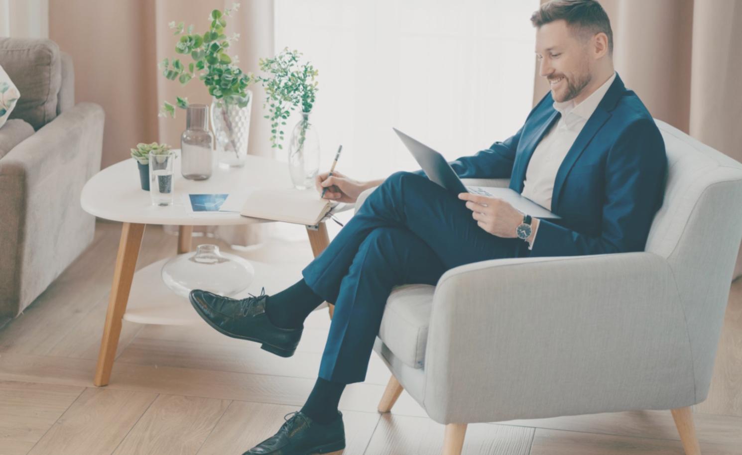 Person arbeitet konzentriert an Businessplan